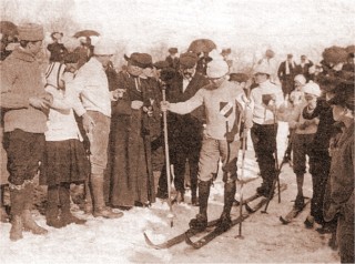 Ski competition in Besse in 1907, Michelin, next to the Cure is holding a stopwatch