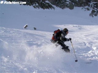 Guy skiiing